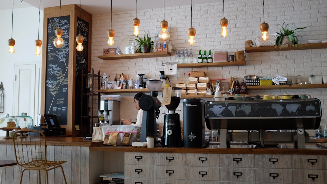 Frisch geröstete Kaffeebohnen in einem Weidenkorb